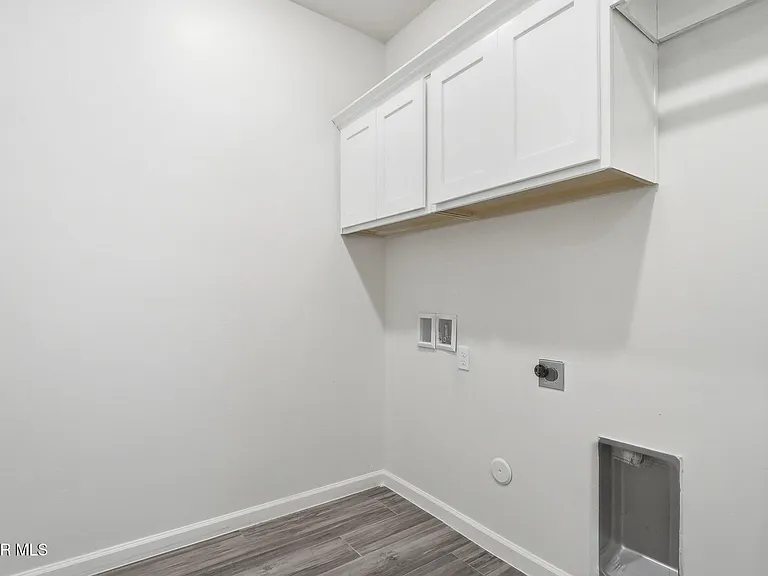 253 Farnborough St — Photo 33