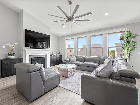 4th image of 808 Ava Ln