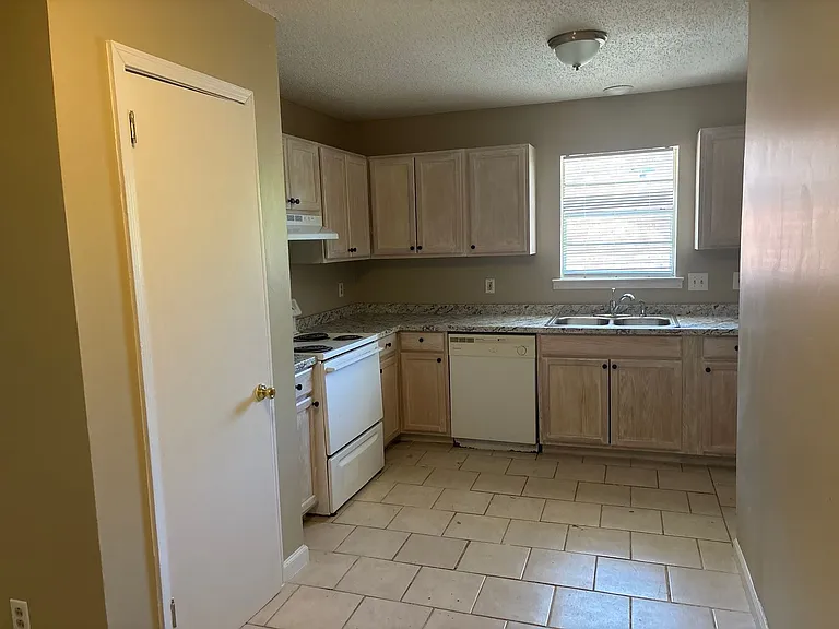 633 Groveland Dr — Photo 3