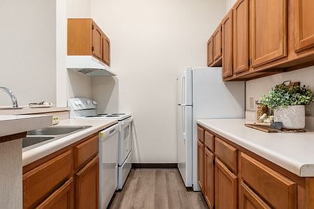 5th image of 2400 Royal Meadow Ln