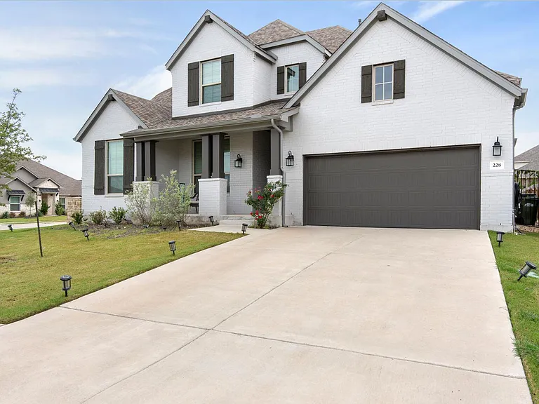 228 Lotti Ln — Photo 3