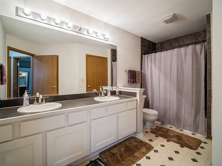 1045 Talbots Ln — Photo 8