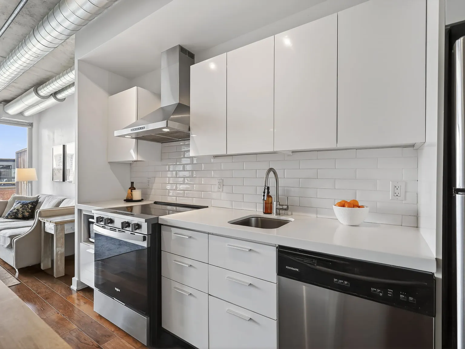 1 bed, 694 sqft, $2,200 — Photo 2