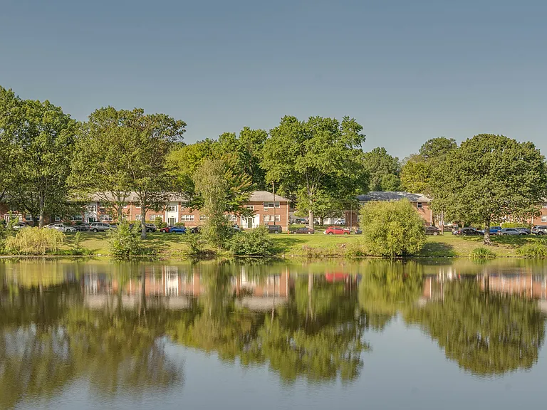 Crestwood Lake Apartments — Photo 74