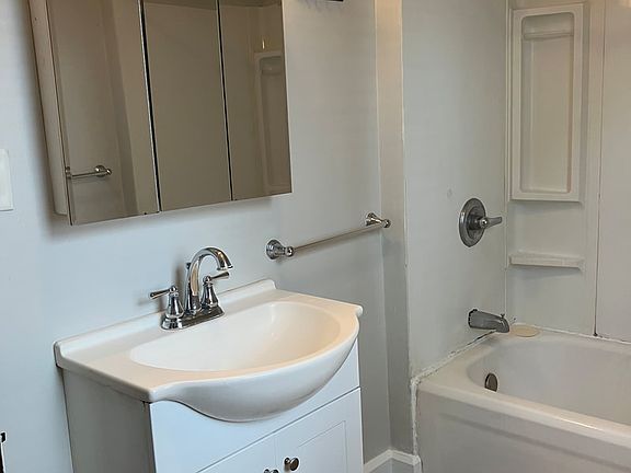 4th image of 900 W North St APT 2