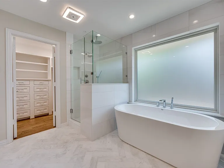 Separate tub and shower at primary bath area