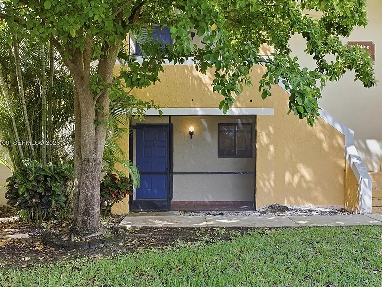 183 Lakeview Dr #102 — Photo 2