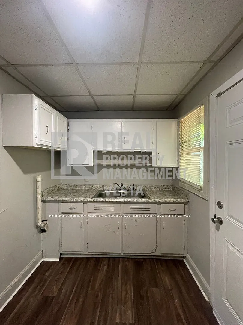 3 bed, 1.0 bath, 1065 sqft, $925 — Photo 4