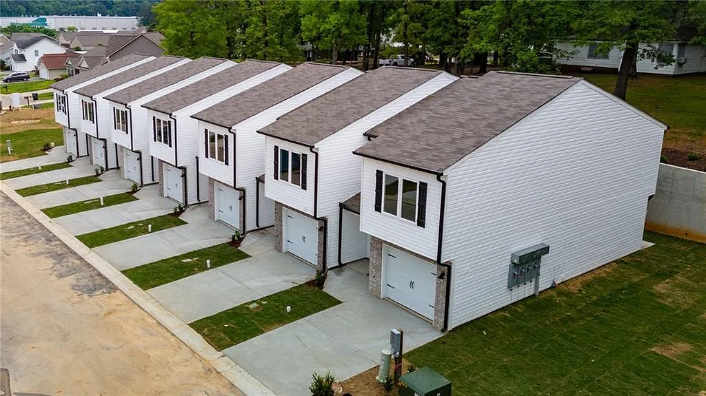 3 bed, 2.5 bath, 1396 sqft, $1,600 — Photo 1