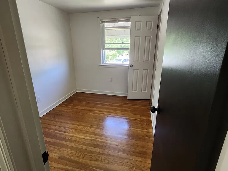 1104 Holmes St — Photo 13