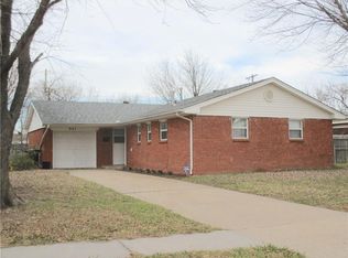937 NW 19th St, Moore, OK 73160