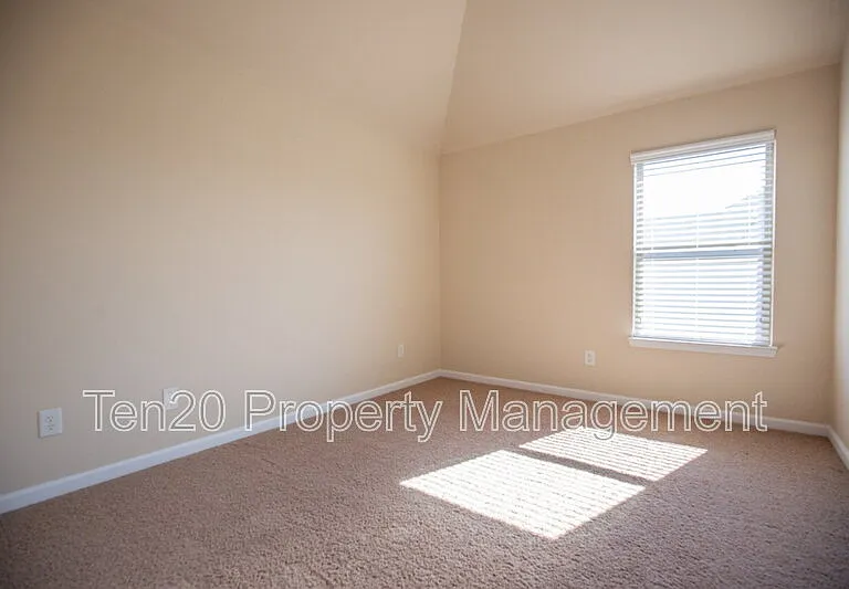 24 Sword St — Photo 8