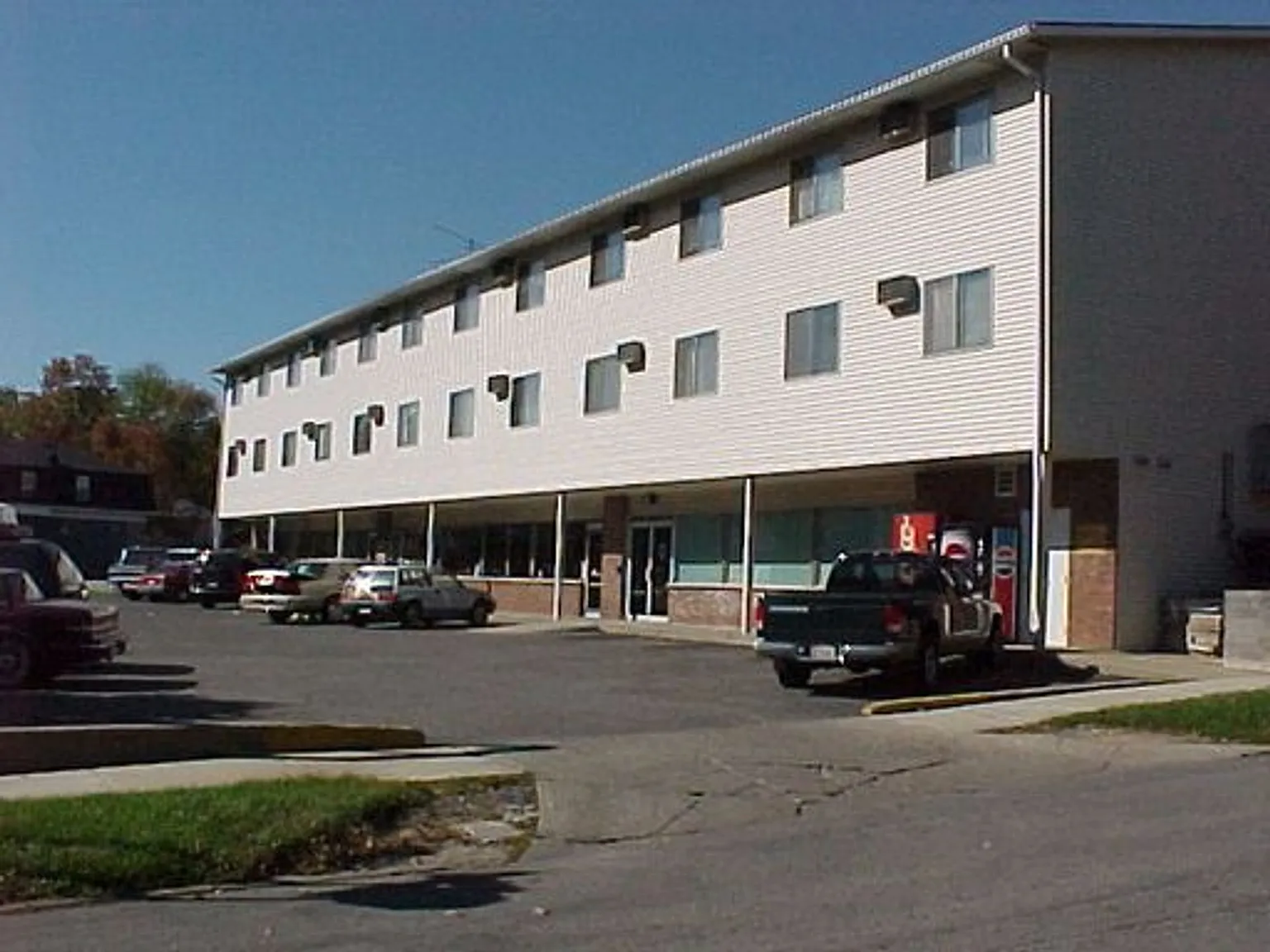 400 W 2nd — Photo 1