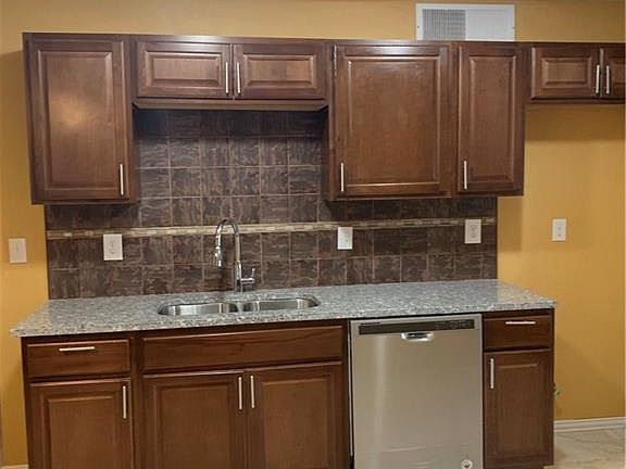 5th image of 708 Camilla Ln