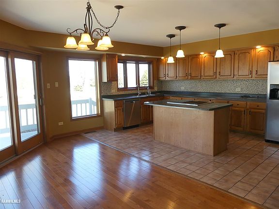 3rd image of 23-52 Broadview Dr