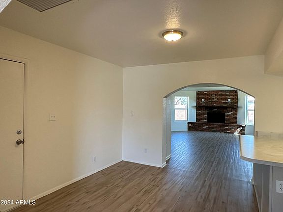 3rd image of 1514 W MURIEL Drive