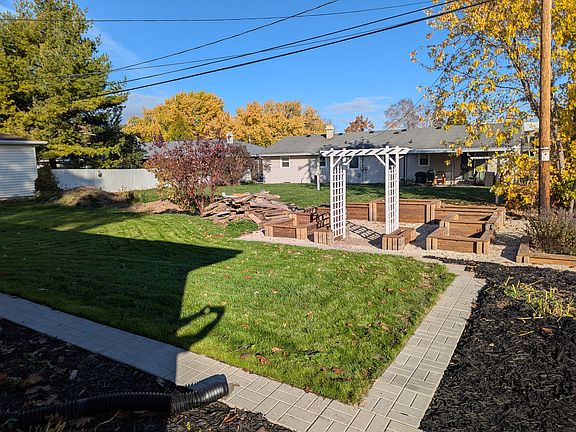 3rd image of 1818 E Lindbergh St