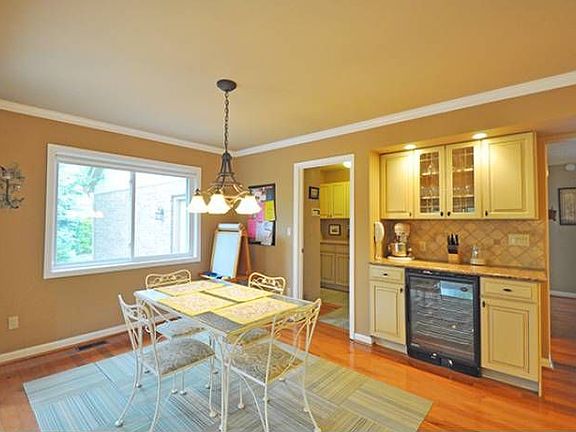 eat in kitchen