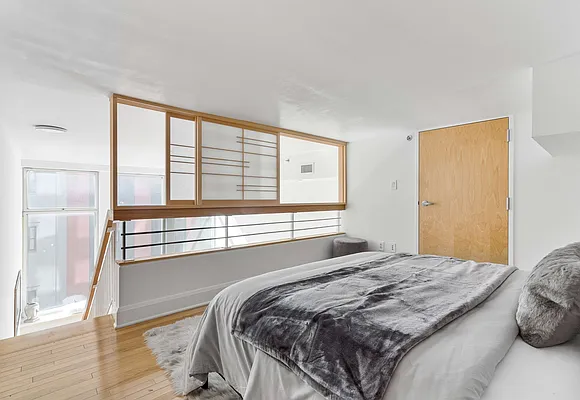 Sold by SR8 REALTY LLC | media 9