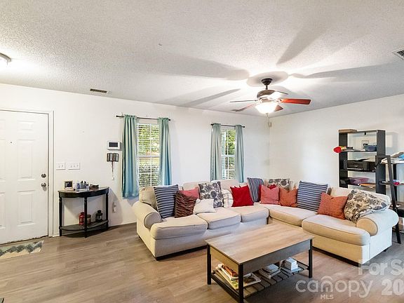 4th image of 3081 Parade Ln SW