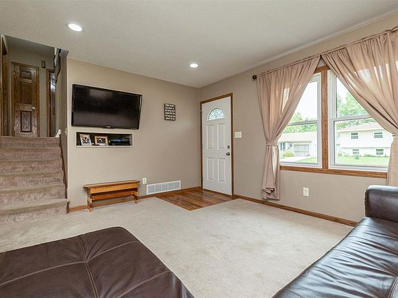 3rd image of 829 Calumett Dr