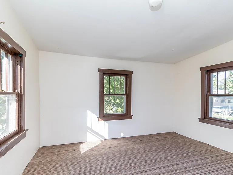 1405 Windsor St — Photo 23