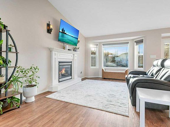 4th image of 105 SW Pondside Cres