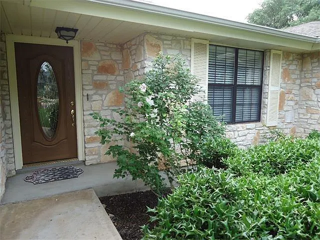 3 bed, 2.0 bath, 2236 sqft, $2,695 — Photo 2
