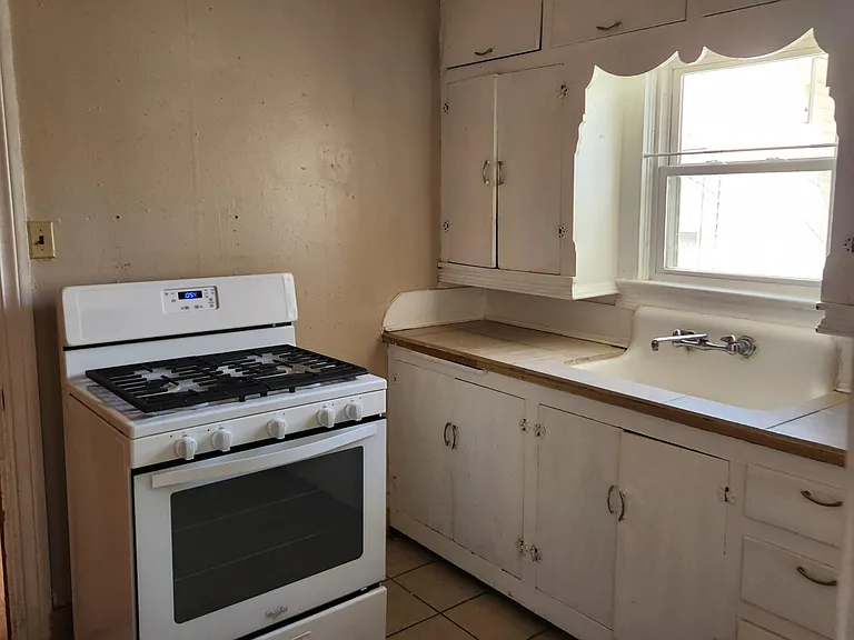 107 E Acres St — Photo 3