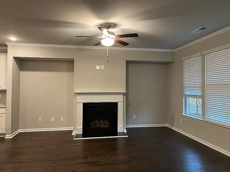 3 bed, 1919 sqft, $2,500 — Photo 2