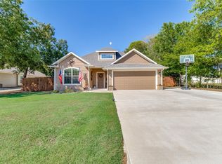 215 Stirrup Rd, Tioga, TX 76271