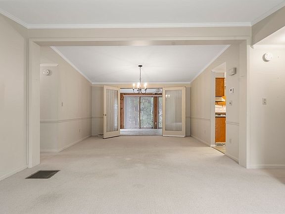 5th image of 40 Trailwood Dr