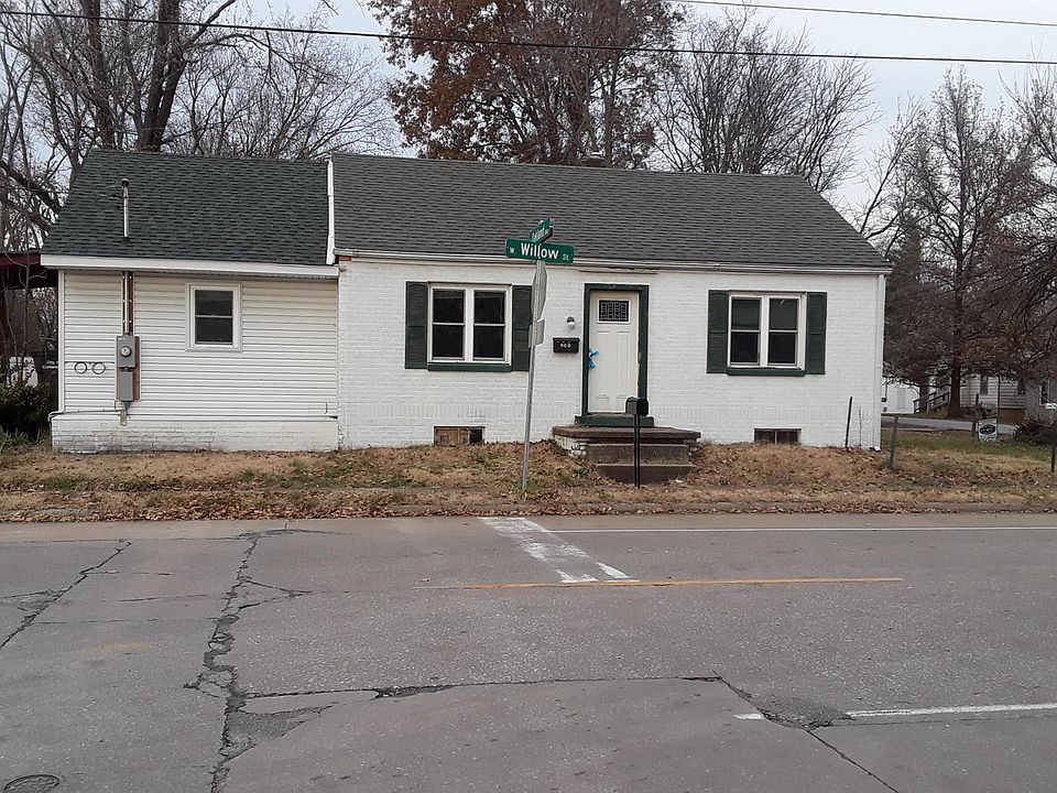 1st image of 900 W Willow St
