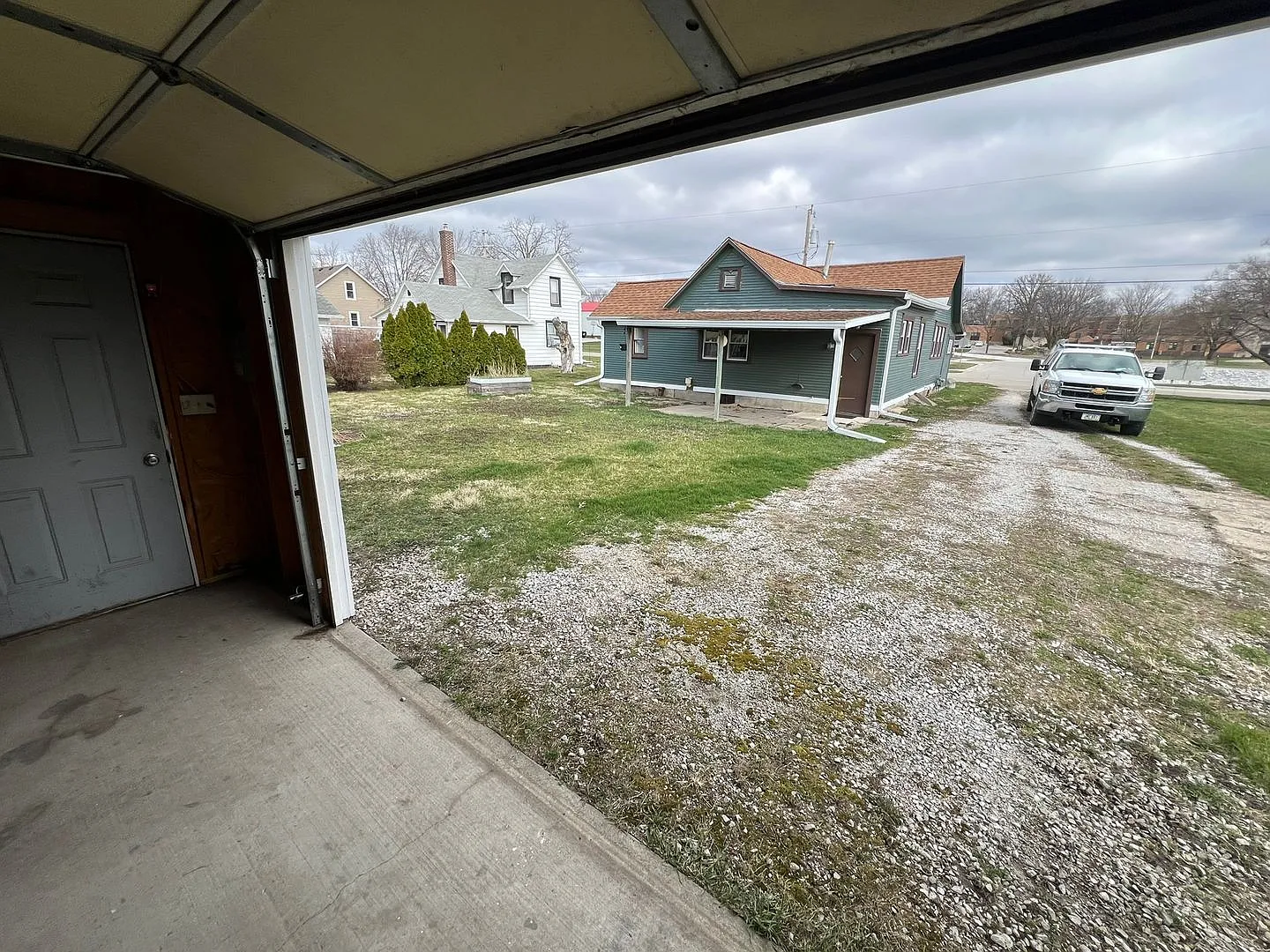2 bedroom house, huge 2 car garage, large yard — Photo 2