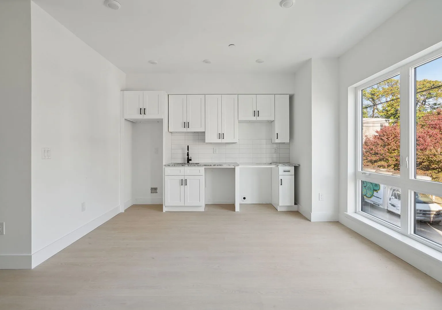 2400 W Montgomery Ave — Photo 3