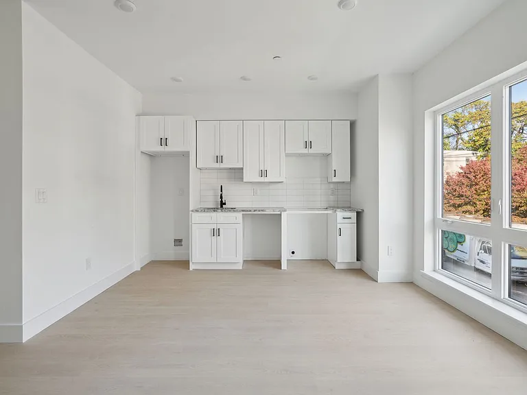 2400 W Montgomery Ave — Photo 13
