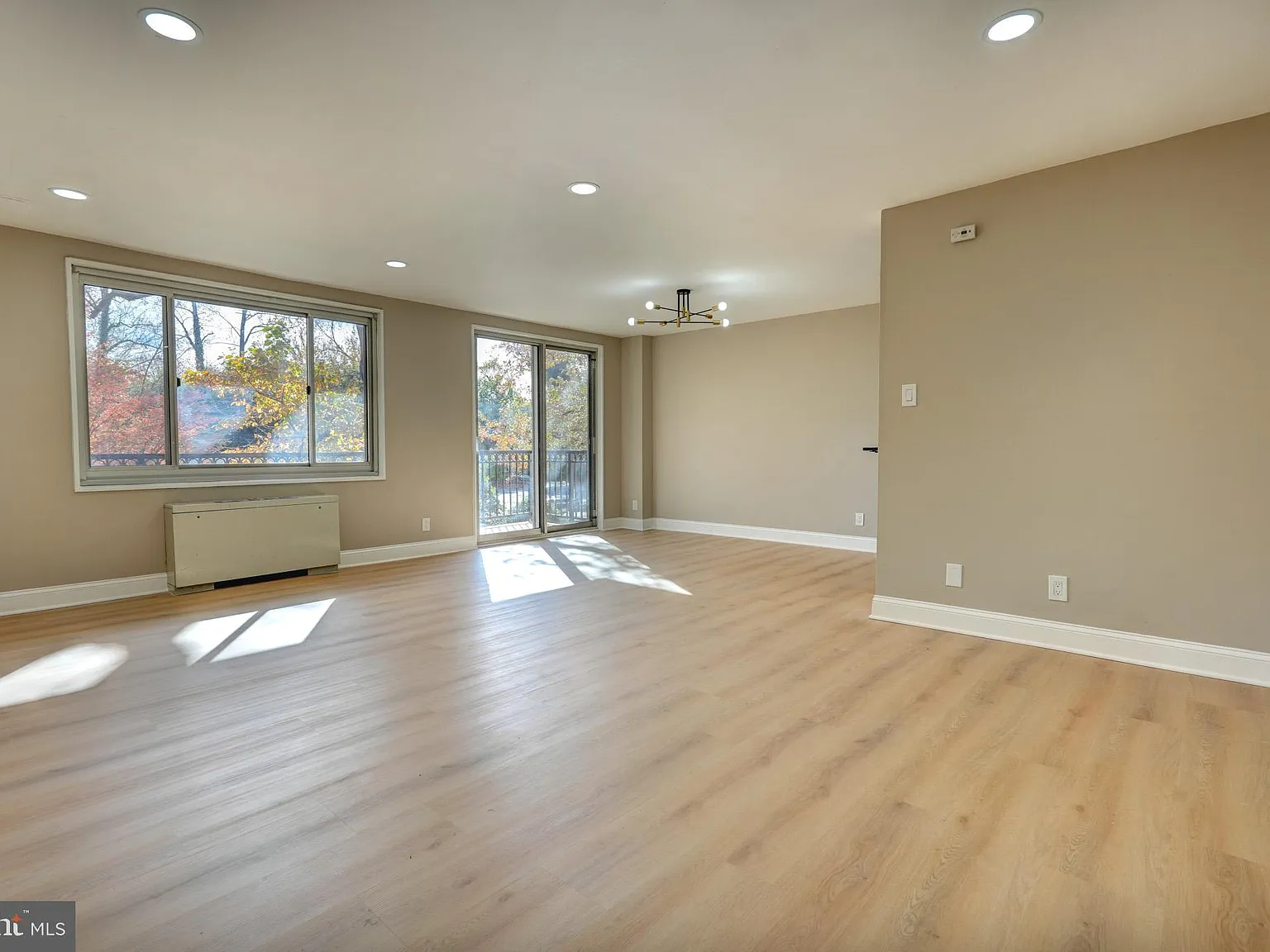 1 bed, 869 sqft, $1,895 — Photo 2