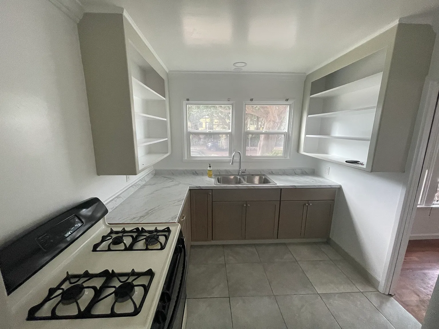 852 Grant St — Photo 3