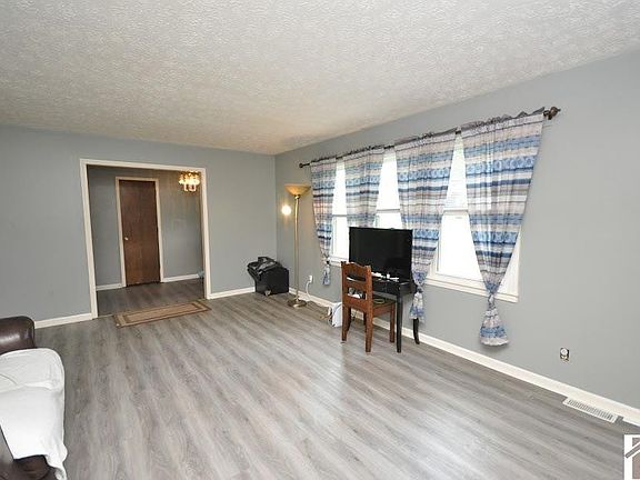 4th image of 340 Longview Dr