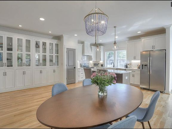 5th image of 302 Queen Ave