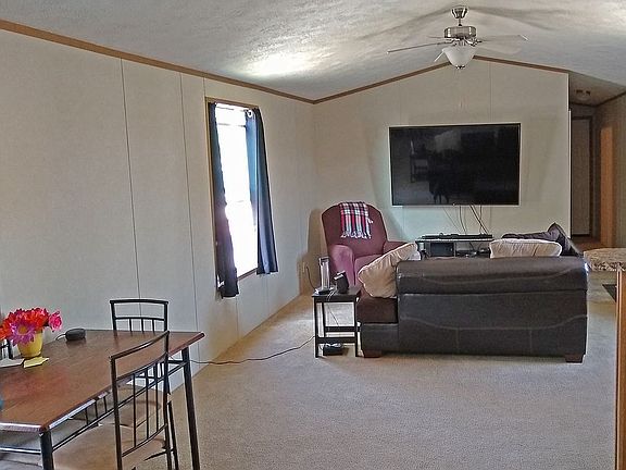 Living room/ dining area