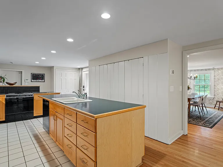 133 Blake Rd — Photo 10