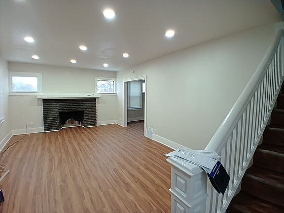 4th image of 403 Greendale St W