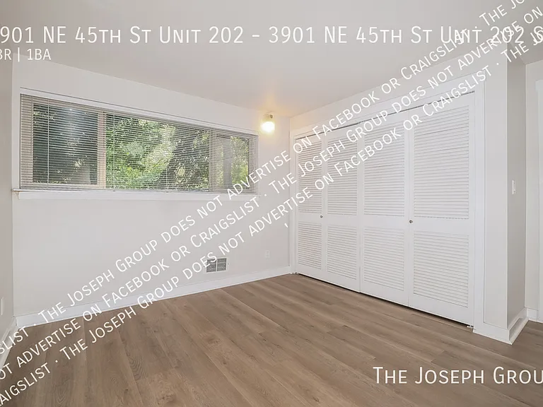 Laurelhurst — Photo 9