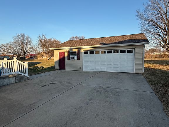 2nd image of 3986 Lake St