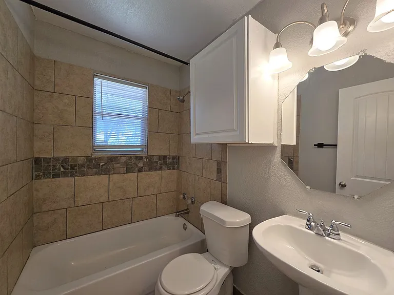 212 E Valley Rd — Photo 7