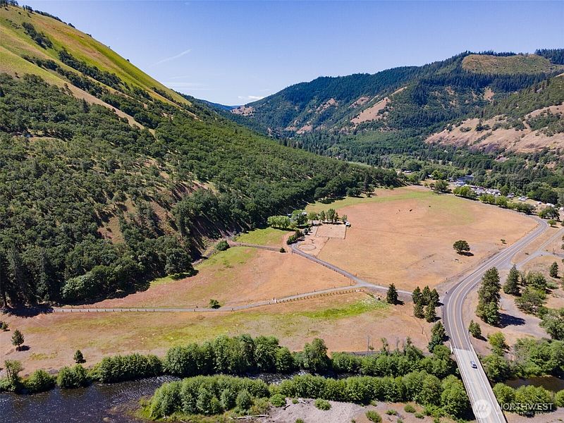 5th image of 992 Highway 142 E