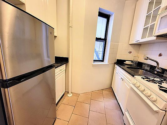 4th image of 315 E 73rd St #T