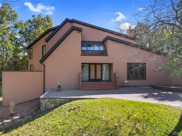 5685 Paint Valley Dr, Rochester, MI 48306
