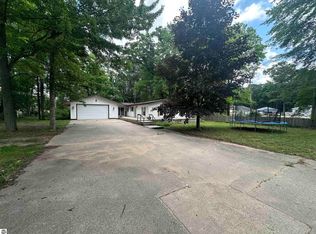 2185 Oakridge Dr, Farwell, MI 48622